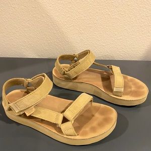 Teva Sandals Size 8 Tan